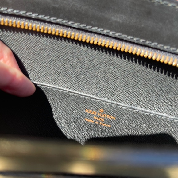 💯 Authentic LOUIS VUITTON EPI LEATHER POCHETTE HOMME IN BLACK. - Picture 7 of 8